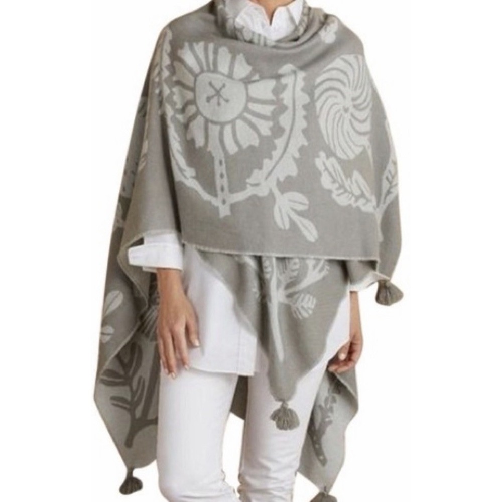 Soft Surroundings Heavenly Soft Frosted Cape Poncho Gray Floral Tassel 1AV54 OS